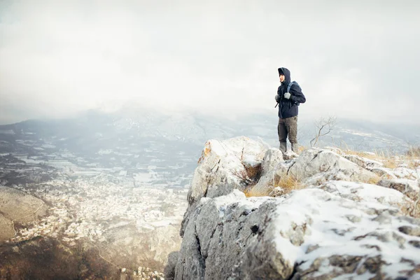 Mann Tourist Auf Der Klippe Winter Hintergrund — Stockfoto
