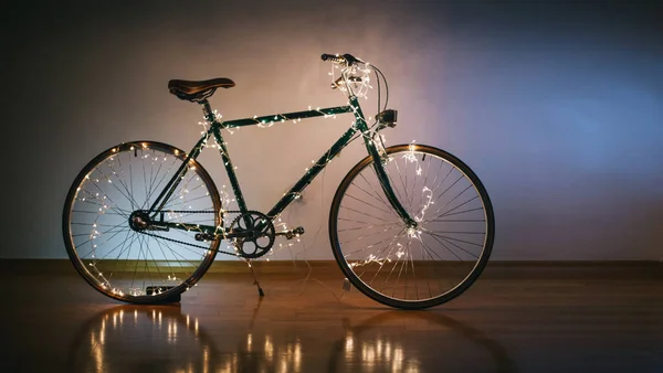 Weihnachtsfahrrad Fahrrad Mit Weihnachtsbeleuchtung Geschmückt — Stockfoto