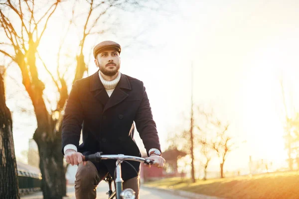 Hipster Pria Dengan Sepeda Bersenang Senang Pria Berjanggut Menikmati Bersepeda — Stok Foto