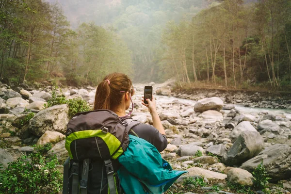 Perempuan Pejalan Kaki Memfoto Alam — Stok Foto