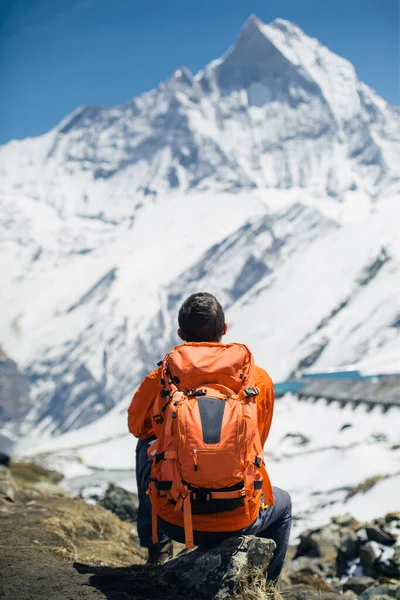 Bergsteiger Beim Blick Auf Den Gipfel Aspirationskonzept — Stockfoto