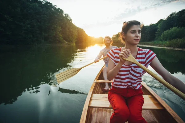 Linda Pareja Kayak Río Tranquilo Fondo Del Atardecer —  Fotos de Stock