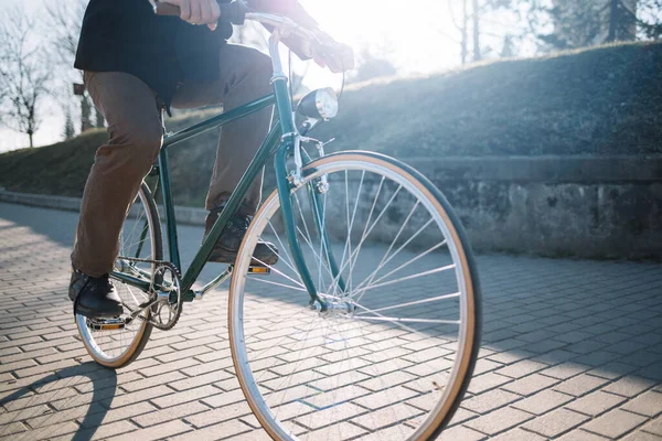 Gün batımında bisiklet sürmek. Bisiklet sürerken alçak açı