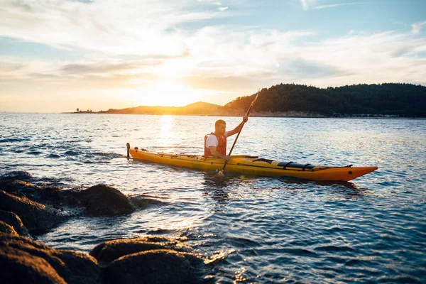 Mann Kajak Fahren Auf Üppigem Meerwasser Bei Sonnenaufgang Sommerzeit — Stockfoto