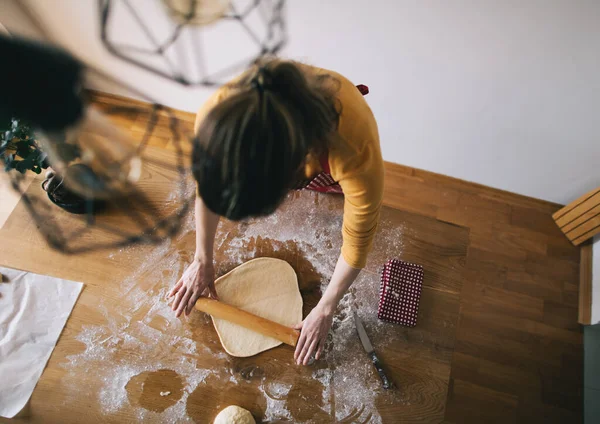 Sudut Pandang Wanita Berlutut Adonan Roti Atas Meja Dapur Memanggang Stok Gambar Bebas Royalti