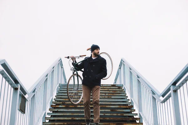 Hipster Hombre Con Bicicleta Divirtiéndose Barbudo Chico Disfrutar Ciclismo Parque Imagen De Stock