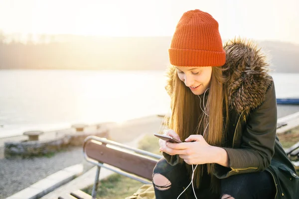 Hipster Meisje Met Behulp Van Een Smartphone Buiten Vrouw Sms Stockfoto