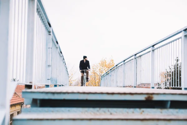 Hipster Man Met Fiets Hebben Plezier Baard Jongen Genieten Van Rechtenvrije Stockafbeeldingen