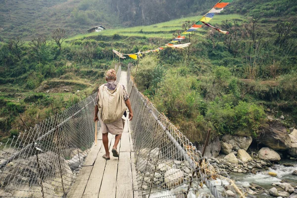 Annapurna Nepal Μαρτιου 2016 Νεπαλέζος Άνδρας Παραδοσιακά Ρούχα Διασχίζει Πεζογέφυρα Royalty Free Φωτογραφίες Αρχείου