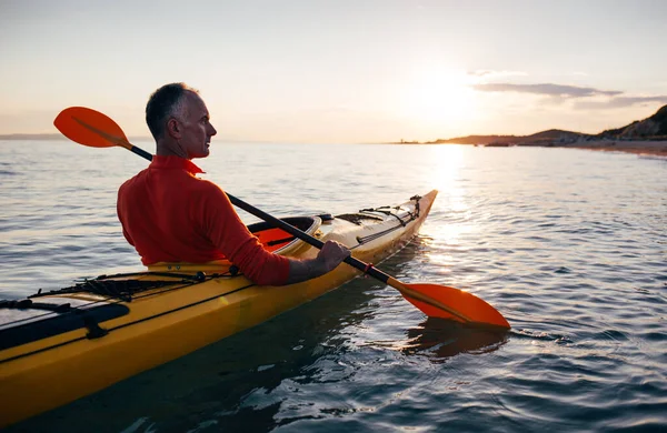 Senior Man Peddelt Kajakken Zonsondergang Zee Grijze Haar Man Genieten Stockfoto