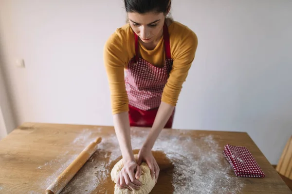 Sudut Pandang Wanita Berlutut Adonan Roti Atas Meja Dapur Memanggang Stok Foto