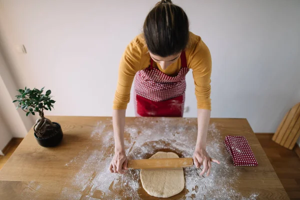 Sudut Pandang Wanita Berlutut Adonan Roti Atas Meja Dapur Memanggang Stok Gambar