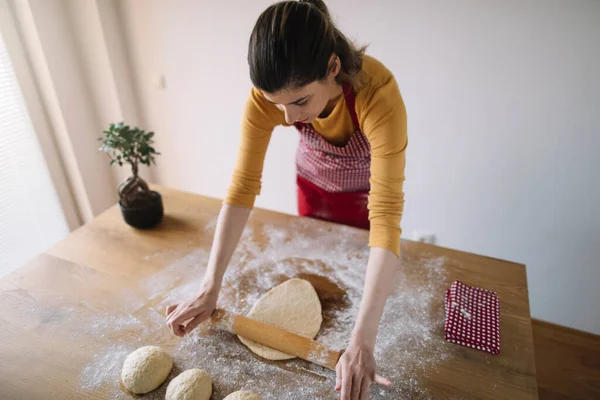 Sudut Pandang Wanita Berlutut Adonan Roti Atas Meja Dapur Memanggang Stok Foto Bebas Royalti