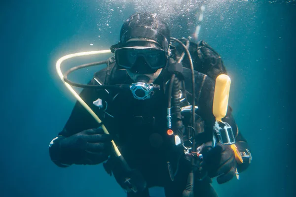 Man Menyelam Bawah Air Dengan Latar Belakang Bawah Berbatu Stok Foto Bebas Royalti