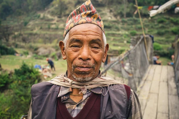 Annapurna Nepal Μαρτιου 2016 Νεπαλέζος Άνδρας Παραδοσιακά Ρούχα Διασχίζει Πεζογέφυρα Εικόνα Αρχείου