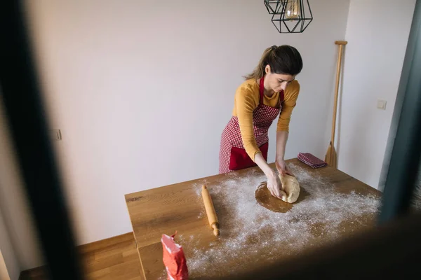 Sudut Pandang Wanita Berlutut Adonan Roti Atas Meja Dapur Memanggang Stok Gambar Bebas Royalti