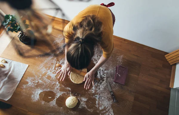 Sudut Pandang Wanita Berlutut Adonan Roti Atas Meja Dapur Memanggang Stok Lukisan  