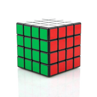 KRAGUJEVAC, SERBIA - 14 Ocak 2014: Beyaz arkaplanda Rubik küpü. Rubik Küpü, 1974 yılında Macar mimar Erno Rubik tarafından icat edildi..