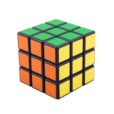 KRAGUJEVAC, SERBIA - 14 Ocak 2014: Beyaz arkaplanda Rubik küpü. Rubik Küpü, 1974 yılında Macar mimar Erno Rubik tarafından icat edildi..