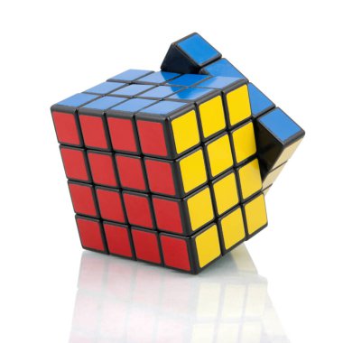 KRAGUJEVAC, SERBIA - 14 Ocak 2014: Beyaz arkaplanda Rubik küpü. Rubik Küpü, 1974 yılında Macar mimar Erno Rubik tarafından icat edildi..