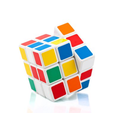 KRAGUJEVAC, SERBIA - 14 Ocak 2014: Beyaz arkaplanda Rubik küpü. Rubik Küpü, 1974 yılında Macar mimar Erno Rubik tarafından icat edildi..