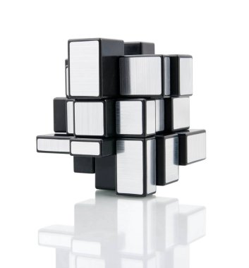 KRAGUJEVAC, SERBIA - 28 Şubat 2014: Rubik 'in ayna blokları beyaz arkaplanda. Hidetoshi Takeji tarafından icat edilen bu bulmaca aynı zamanda 
