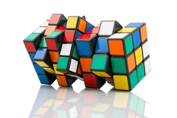 KRAGUJEVAC, SERBIA - 14 Ocak 2014: Beyaz arkaplanda Rubik küpü. Rubik Küpü, 1974 yılında Macar mimar Erno Rubik tarafından icat edildi..
