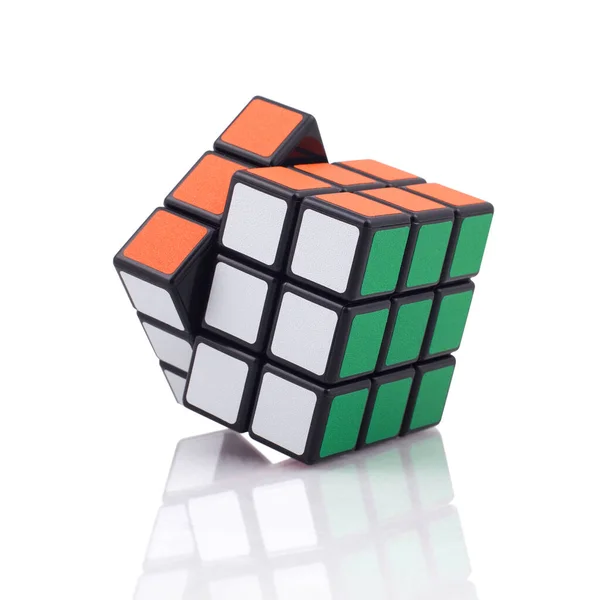 KRAGUJEVAC, SERBIA - 14 Ocak 2014: Beyaz arkaplanda Rubik küpü. Rubik Küpü, 1974 yılında Macar mimar Erno Rubik tarafından icat edildi..