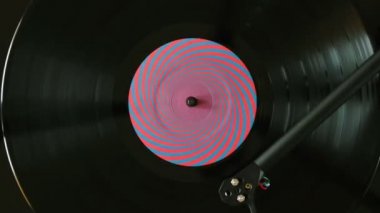 Turntable Tonearm vinil plak çalıyor. Dönen gramofon kaydı