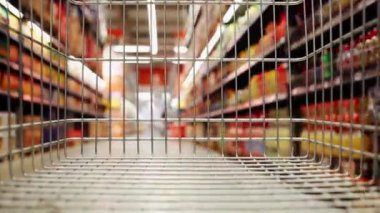 Boş alışveriş arabası süpermarketten geçiyor.