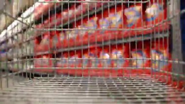 Marketten alışveriş arabası geçiyor. Alışverişçinin mağazada zaman aşımı