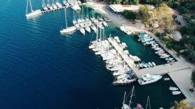 Bağlı yatların ve yelkenlilerin hava manzarası