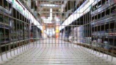 Marketten geçen alışveriş arabasının yavaş çekimleri