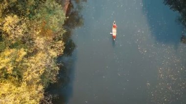 Kürek çeken iki adamın hava görüntüsü.