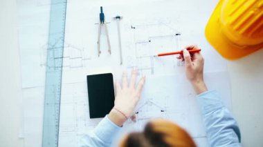 İnşaat mühendisliği. Projede çalışan mimar, yüksek açılı görünüm