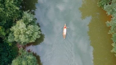 Kanocuların havadan görünüşü bir göl ormanında kürek çekmekten zevk alır.
