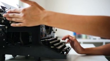 Retro yazıcı yazdırma makinesindeki yazıcıların baskılarını kapat