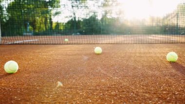 Tenis topları tenis sahası boyunca