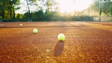 Tenis topları tenis sahası boyunca