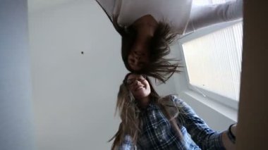 Güzel kızlar karton kutuyu açar.