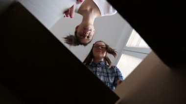 Boks yapmayan iki güzel kız.