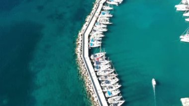 Bağlı yatların ve yelkenlilerin hava manzarası