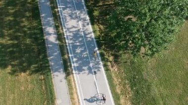 Ormanda bisiklet süren bisikletçilerin hava manzarası