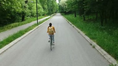 Parkta bisiklet süren kız öğrencinin dikiz aynası.