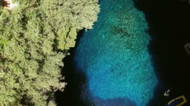Yüksek açılı turkuaz mağara gölü Melissani, Cephalonia