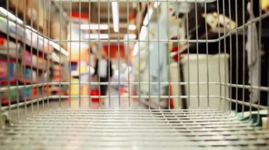 Boş alışveriş arabası süpermarketten geçiyor.