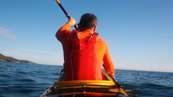 Mann Paddelt Seekajak Rückansicht Des Kajakfahrers Tourenkajak — Stockvideo