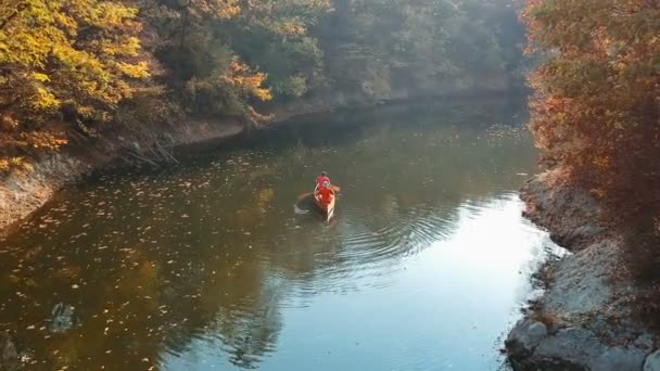 카누를 사람들이 호수에서 모습이 포착되었습니다 호수에 — 비디오