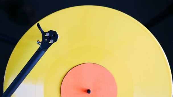 Giradiscos Tonearm Jugar Disco Vinilo Color Amarillo — Vídeos de Stock