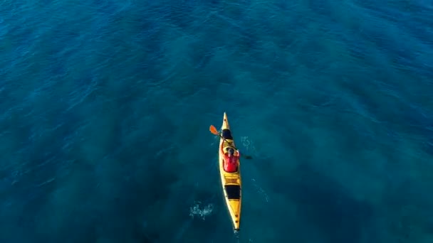 Kayaker Uomo Pagaia Kayak Kayak Canoa Canoa Esercizio Fisico — Video Stock